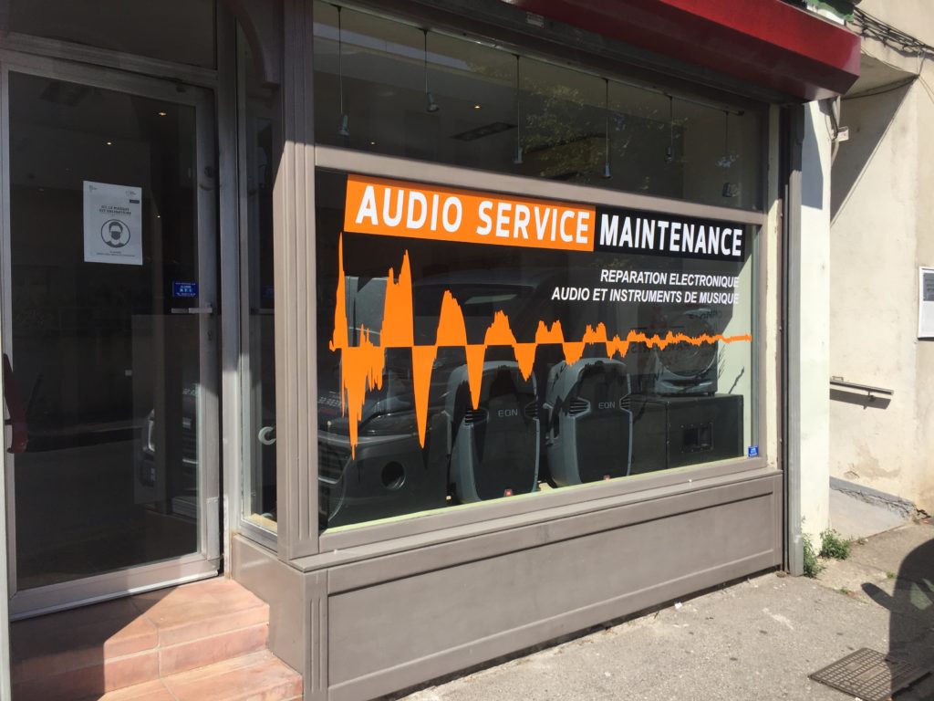 Devanture de l'atelier Audio Service Maintenance situé au 218 Cours Cardinal Bertrand de Montfavet. 